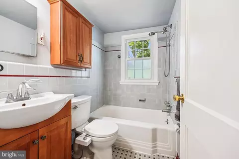 Bath - 1605 Windham Ln, Silver Spring, MD 20902 photo 2 of 4