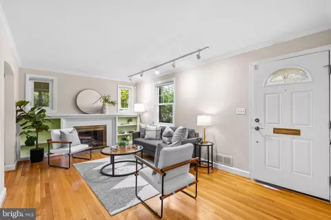 Living - 10319 Cherry Tree Ln, Silver Spring, MD 20901 photo 2 of 2