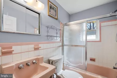Bath - 3122 Helsel Dr, Silver Spring, MD 20906 photo 2 of 3