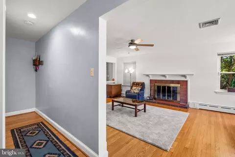Entry Way - 3122 Helsel Dr, Silver Spring, MD 20906 photo 2 of 4