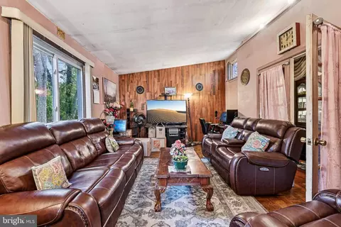 Living - 13407 Brackley Ter, Silver Spring, MD 20904 photo 3 of 4
