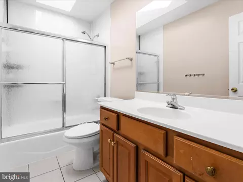 Bath - 15533 Thompson Rd, Silver Spring, MD 20905 photo 3 of 6