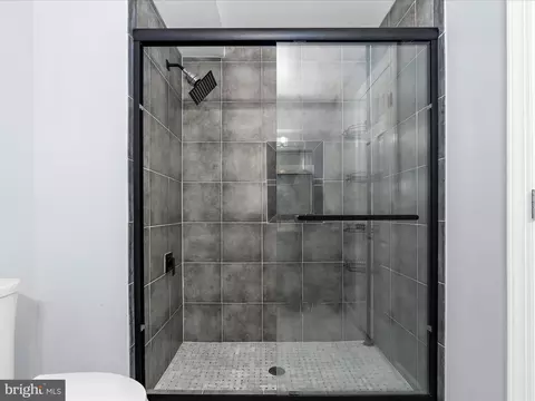 Bath - 15533 Thompson Rd, Silver Spring, MD 20905 photo 2 of 6