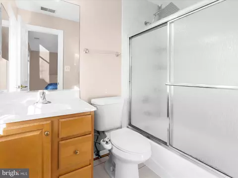 Bath - 15533 Thompson Rd, Silver Spring, MD 20905 photo 4 of 6
