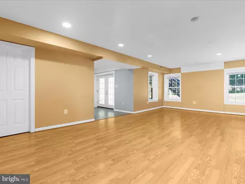 Living - 15533 Thompson Rd, Silver Spring, MD 20905 photo 7 of 11