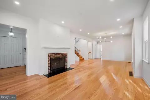Living - 708 Hankin St, Silver Spring, MD 20910 photo 2 of 3
