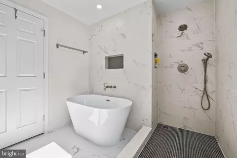 Bath - 708 Hankin St, Silver Spring, MD 20910 photo 4 of 7