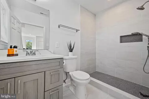 Bath - 708 Hankin St, Silver Spring, MD 20910 photo 2 of 7