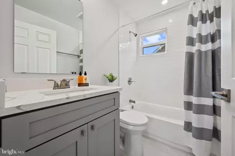 Bath - 708 Hankin St, Silver Spring, MD 20910 photo 5 of 7