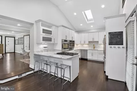 6101 Swansea St, Bethesda, MD 20817
