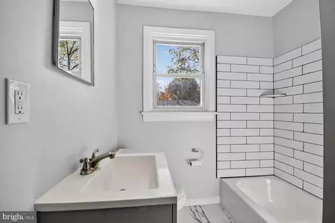 Bath - 2814 Munson St, Silver Spring, MD 20902 photo 1 of 1