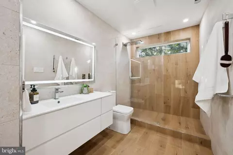 Bath - 6 Spring Hill Ct, Chevy Chase, MD 20815 photo 1 of 3