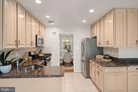 Kitchen - 14820 Cobblestone Dr, Silver Spring, MD 20905 photo 2 of 4