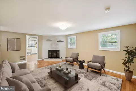 Living - 10109 Renfrew Rd, Silver Spring, MD 20901 photo 7 of 10