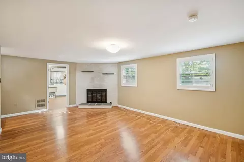 Living - 10109 Renfrew Rd, Silver Spring, MD 20901 photo 8 of 10