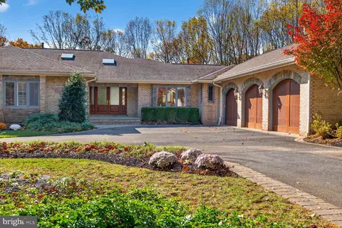 9209 Vendome Dr, Bethesda, MD 20817