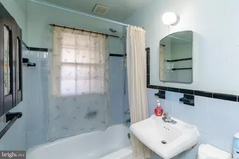Bath - 2805 Ivydale St, Silver Spring, MD 20902 photo 1 of 2