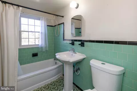 Bath - 2805 Ivydale St, Silver Spring, MD 20902 photo 2 of 2