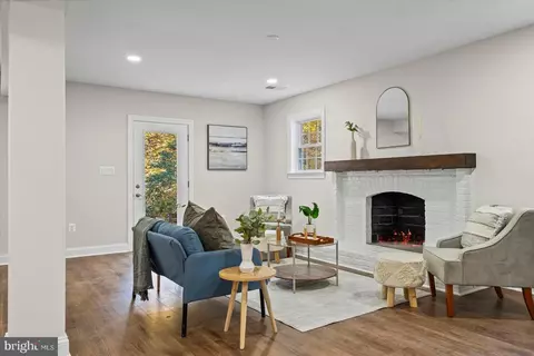 Living - 7604 Hackamore Dr, Potomac, MD 20854 photo 5 of 7