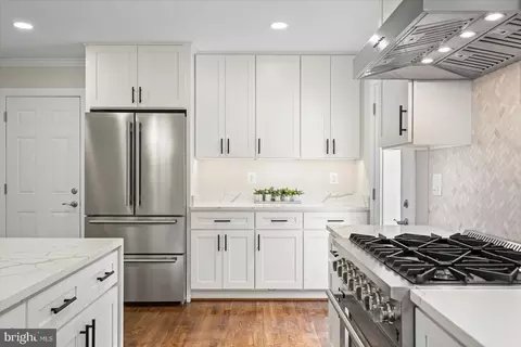 Kitchen - 7604 Hackamore Dr, Potomac, MD 20854 photo 7 of 9