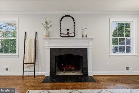 Living - 7604 Hackamore Dr, Potomac, MD 20854 photo 4 of 7