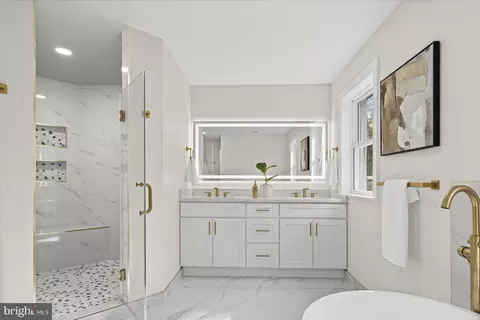Bath - 7604 Hackamore Dr, Potomac, MD 20854 photo 10 of 12