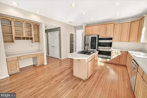 Kitchen - 19332 Cissel Manor Dr, Poolesville, MD 20837 photo 2 of 4