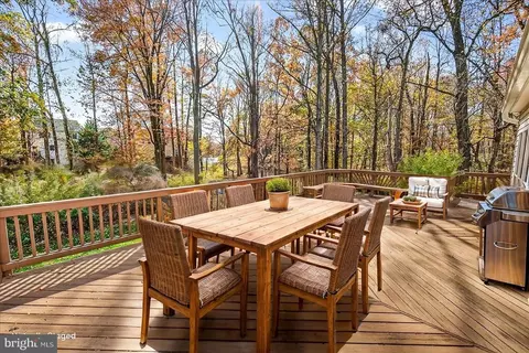 Exterior - 19332 Cissel Manor Dr, Poolesville, MD 20837 photo 11 of 17