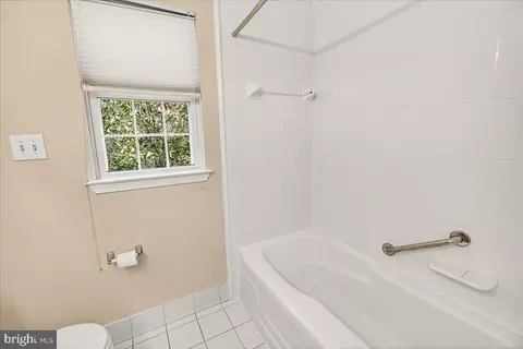 Bath - 19332 Cissel Manor Dr, Poolesville, MD 20837 photo 4 of 4