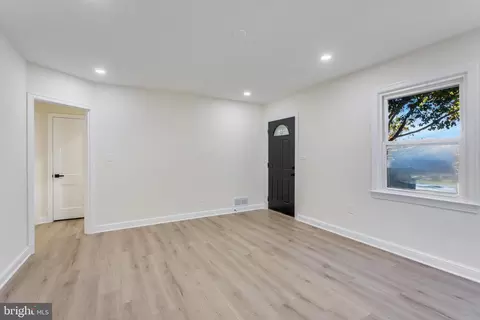 Entry Way - 304 Franklin Pl, Silver Spring, MD 20901 photo 2 of 8