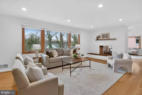 6104 Robinwood Rd, Bethesda, MD 20817