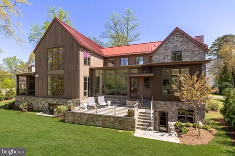 7027 Longwood Dr, Bethesda, MD 20817