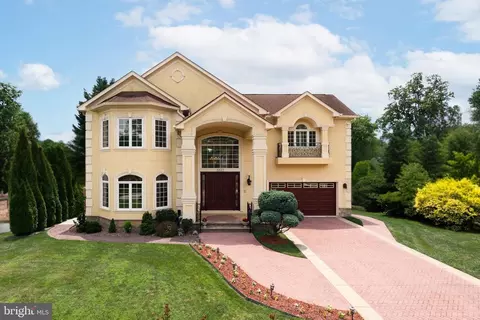 5812 Lone Oak Dr, Bethesda, MD 20814