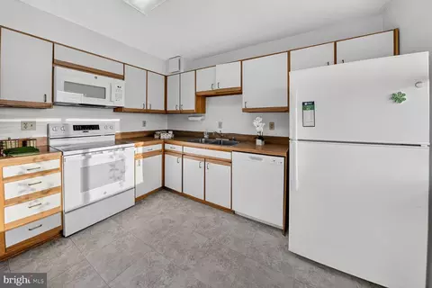 Kitchen - 15107 Interlachen Dr #2-1025, Silver Spring, MD 20906 photo 3 of 3