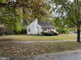 8917 Seneca Ln, Bethesda, MD 20817