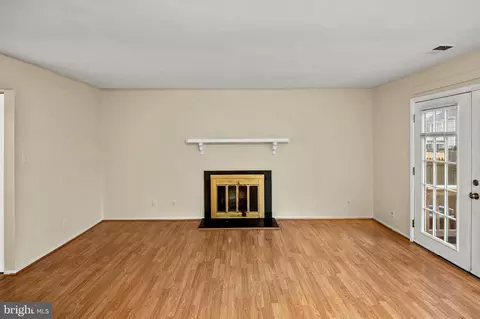 Living - 17500 Hoskinson Rd, Poolesville, MD 20837 photo 1 of 3