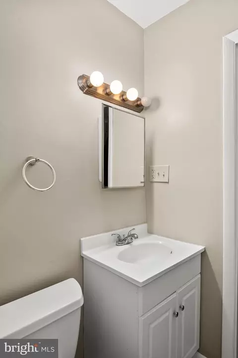 Bath - 17500 Hoskinson Rd, Poolesville, MD 20837 photo 3 of 5