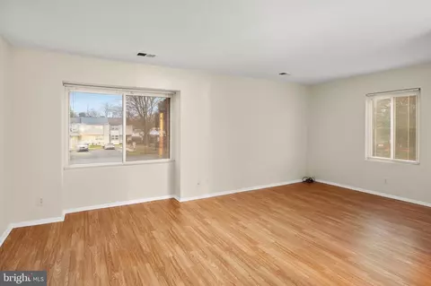 Living - 17500 Hoskinson Rd, Poolesville, MD 20837 photo 3 of 3