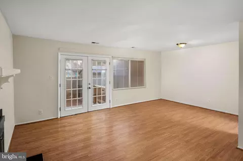 Living - 17500 Hoskinson Rd, Poolesville, MD 20837 photo 2 of 3