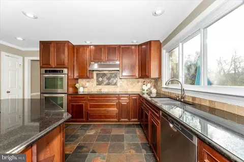 Kitchen - 17914 Hickman St, Poolesville, MD 20837 photo 5 of 6