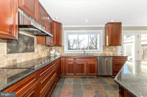 Kitchen - 17914 Hickman St, Poolesville, MD 20837 photo 4 of 6