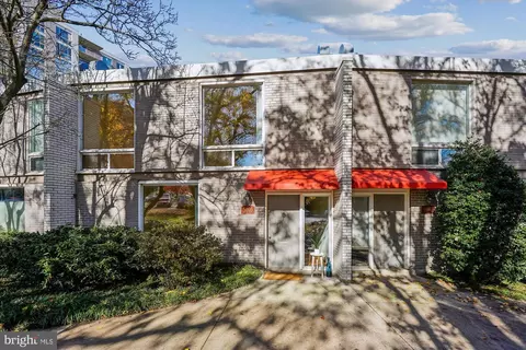 5005 Battery Ln #1, Bethesda, MD 20814