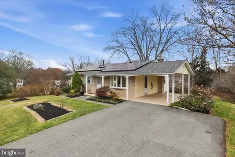 17542 Wheat Fall Dr, Rockville, MD 20855