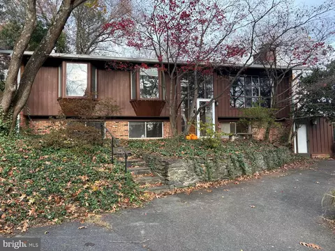 6418 Bannockburn Dr, Bethesda, MD 20817