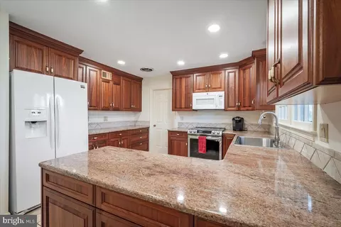 Kitchen - 2 Candlelight Ct, Potomac, MD 20854 photo 4 of 6