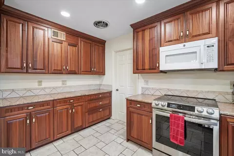 Kitchen - 2 Candlelight Ct, Potomac, MD 20854 photo 2 of 6