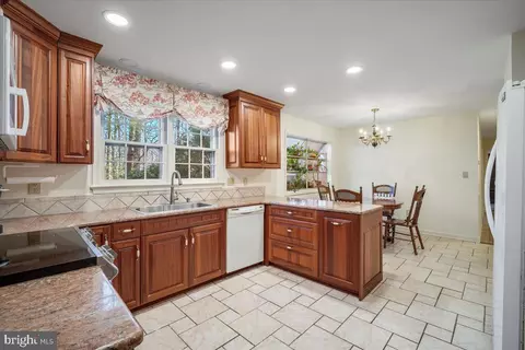 Kitchen - 2 Candlelight Ct, Potomac, MD 20854 photo 5 of 6