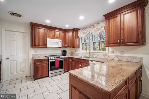 Kitchen - 2 Candlelight Ct, Potomac, MD 20854 photo 3 of 6