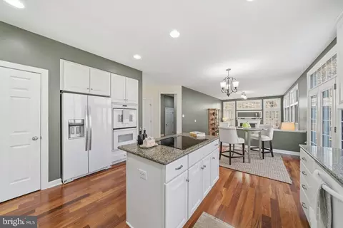 Kitchen - 18700 Olney Mill Rd, Olney, MD 20832 photo 3 of 5