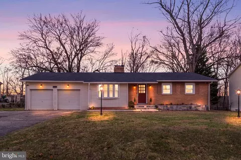 19540 Scenery Dr, Germantown, MD 20876